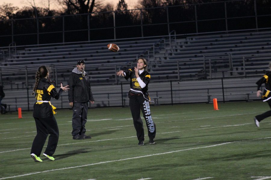 Seniors come out victorious in Powderpuff game, defeating juniors in final game