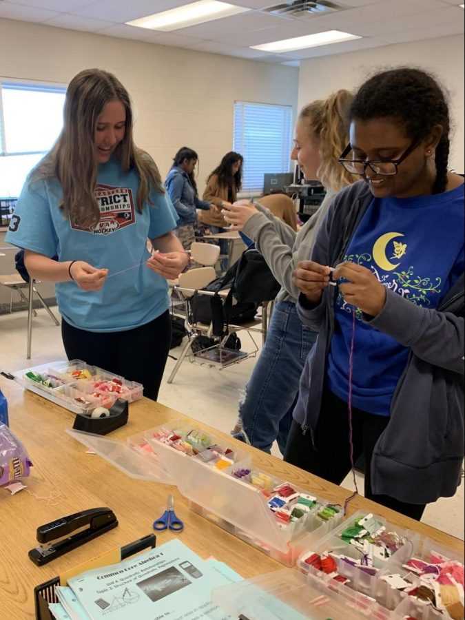 Students relax and foster new connections by making bracelets at RMs Friendship Bracelet Club.
