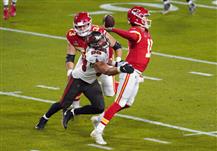 Chiefs QB Patrick Mahomes (right) was pressured on 29 out of 56 of his dropbacks in the Chiefs 33-9 loss. 