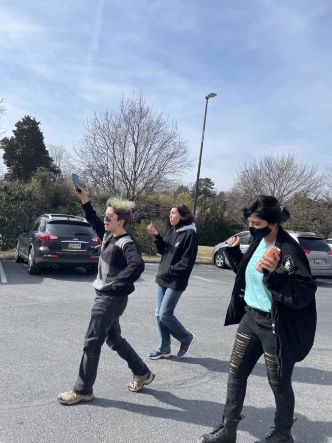 Students have fun during the off-campus lunch period. Sophomores Inhyun Plank (top middle), Ryan Flores (bottom right), and Eli Haslett (middle left) play music, dance, and sing on the way to the 7-Eleven by the school. 