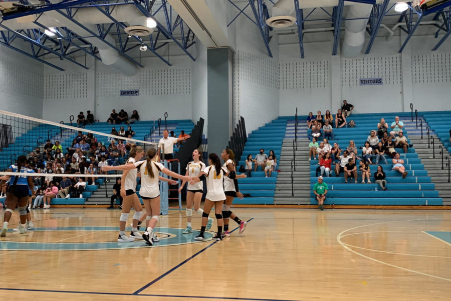 RM+varsity+volleyball+team+huddles+between+points+to+regroup+and+cheer+one+another+on.+