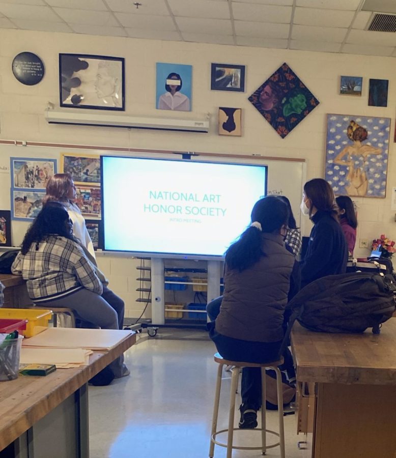 The National Art Honor Society (NAHS) meets for the first time this year in room 35. The meeting covered projects and SSL opportunities offered by the club. “I’m really excited to participate,” sophomore Samantha Cutler said.