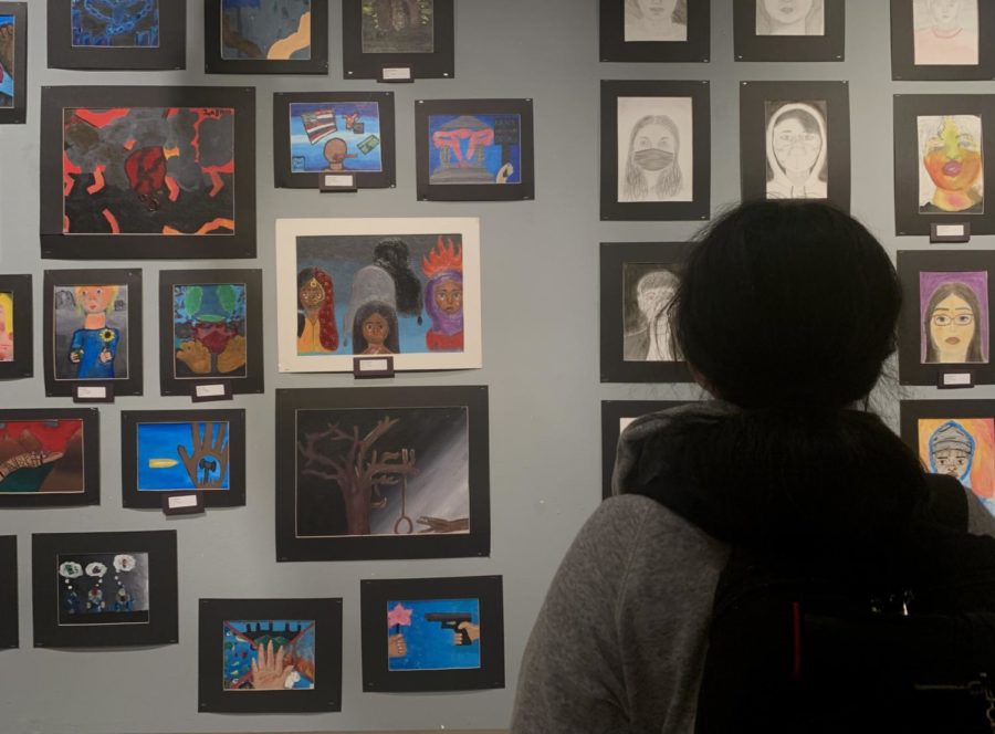 Photo of the Day: RM Students observe the art gallery