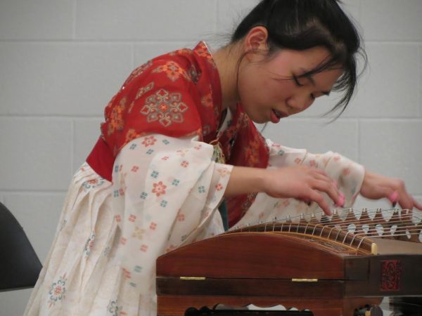 Sophomore Jing Yi Yang plays the instrument, guzheng. “I decided to perform tonight so I could spread the love I have for my culture and promote Chinese culture to others,” Yang said. 
