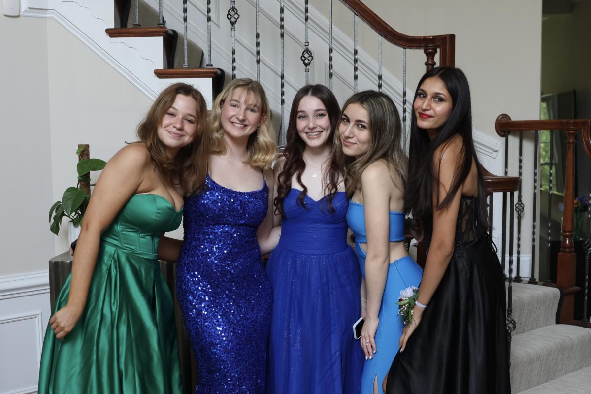 Current+seniors+Michaela+Boeder+and+Jillian+Hilwig+and+class+of+2023+seniors+Scout+Pollack%2C+Teona+%0ACherey+and+Raya+Arora%2C+pose+for+photos+before+prom+2023.+