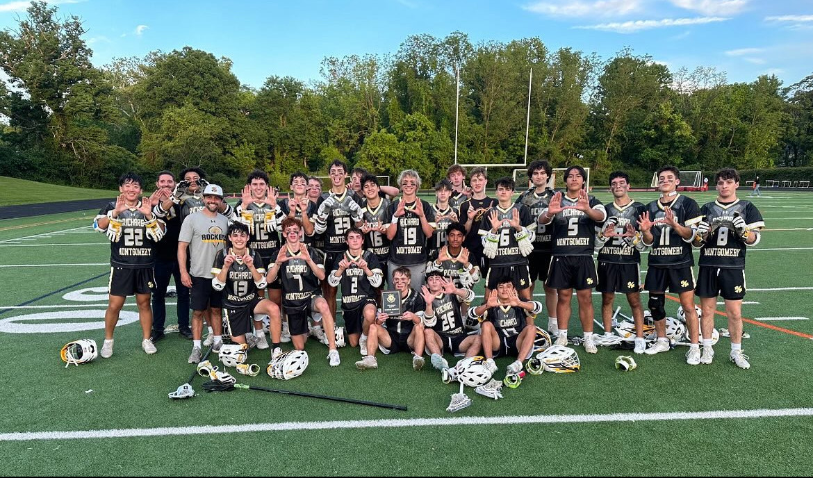 The+RM+boys+lacrosse+team+celebrates+with+the+regional+championship+trophy.