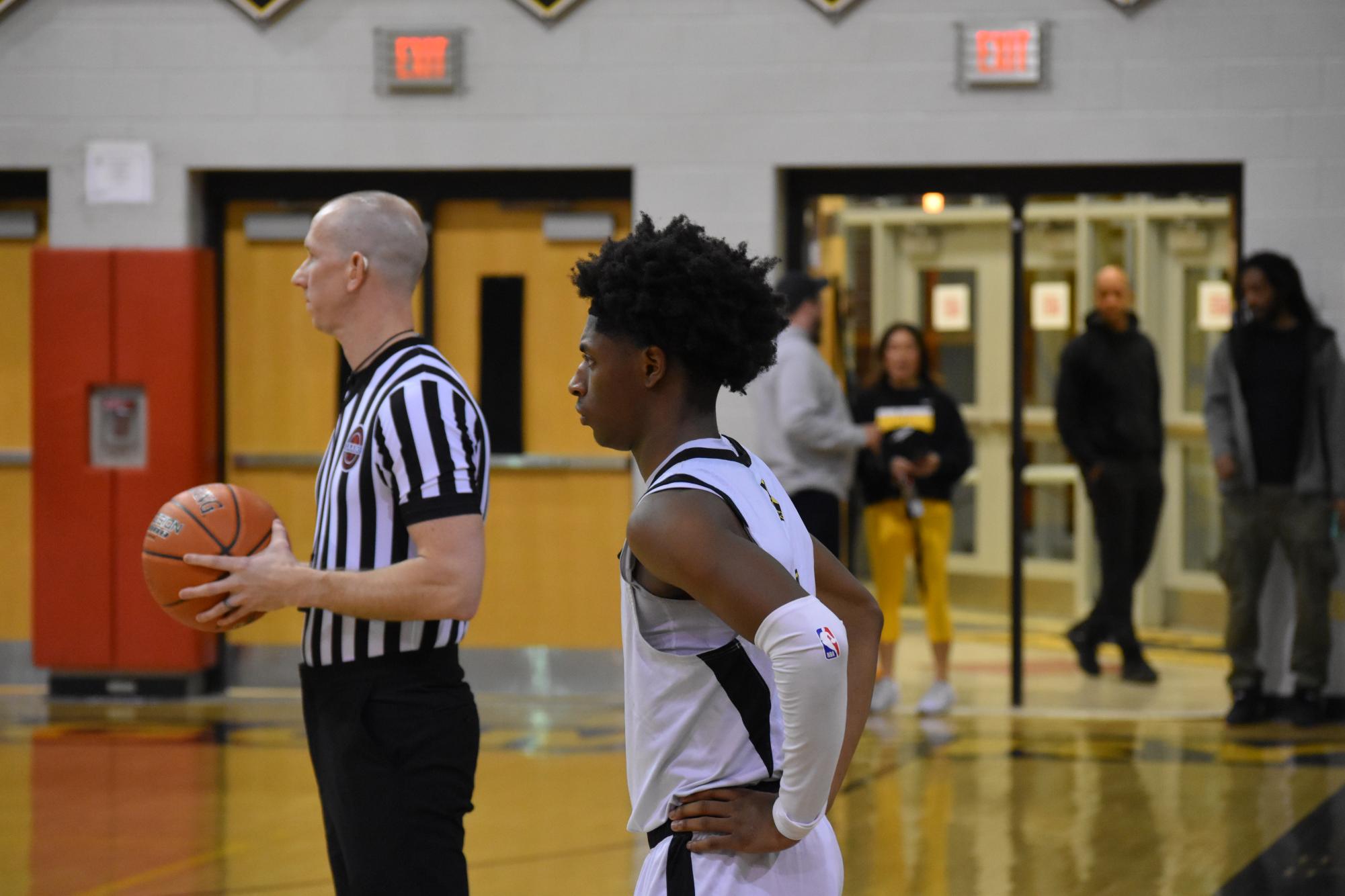 Photo of the Day : Boys' Basketball battles in regional finals