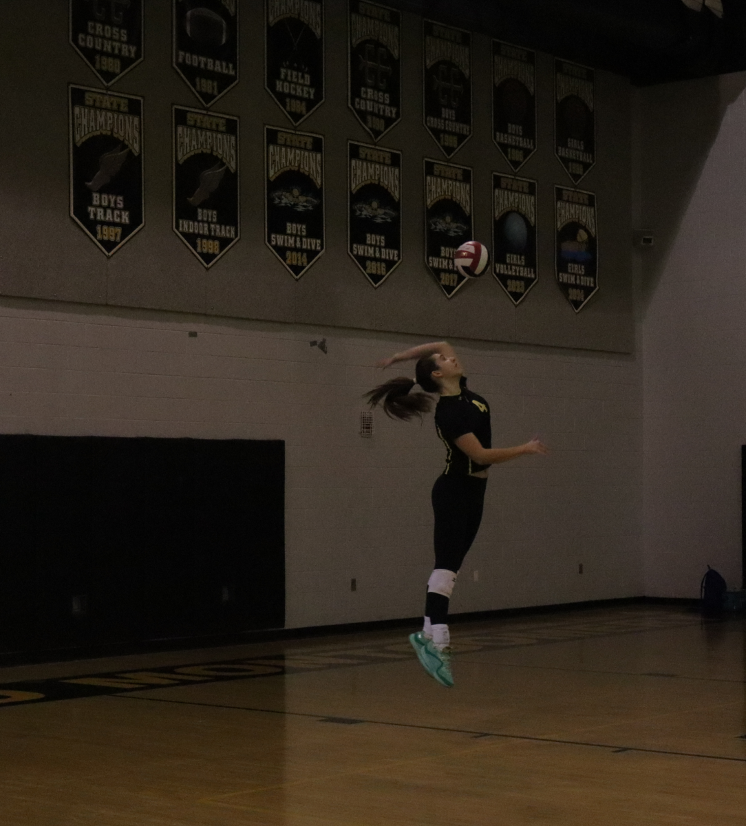 Class of ‘25 Ema Djordjevic tosses the ball up and prepares to serve.