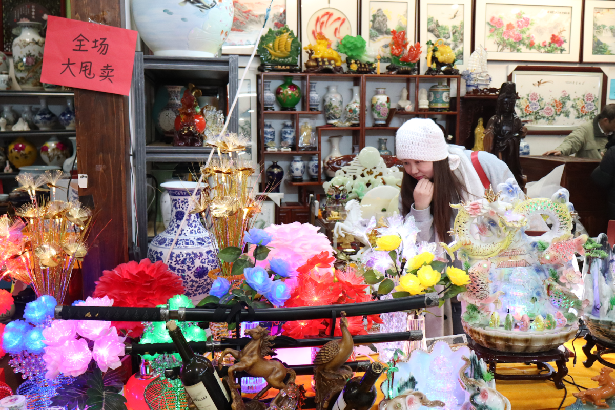 Cheng hunts among the antiques for bargains and deals—after which she is sure to aggressively barter to further lower the price. This whole storefront is filled with many curious treasures like the giant 国画 mounted on the wall, to tiny crystal lotuses, the fragile celadon vases, to the sturdy desks that have lasted many years.  